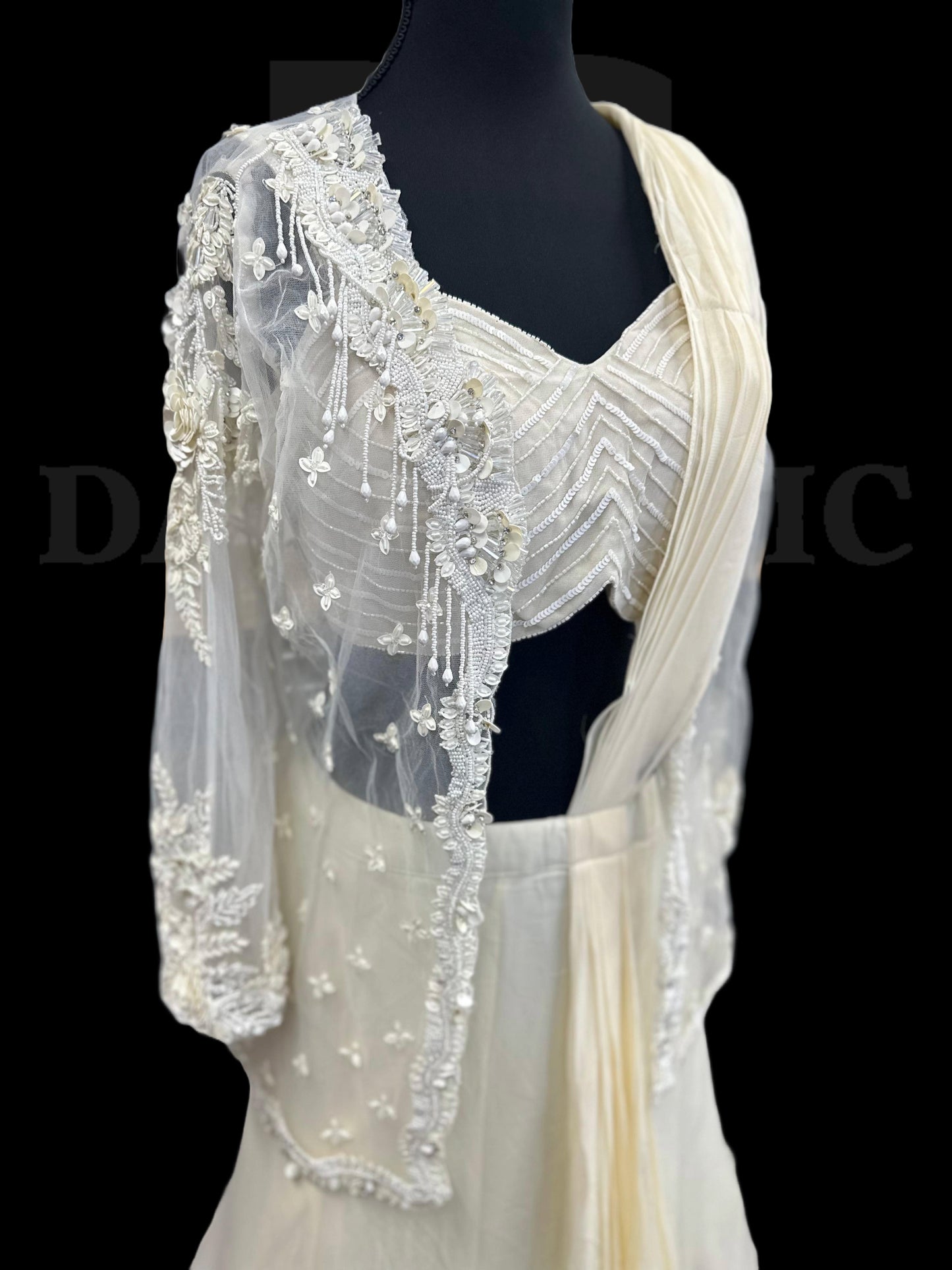 Off-White Lenga Style Dress With A Jacket